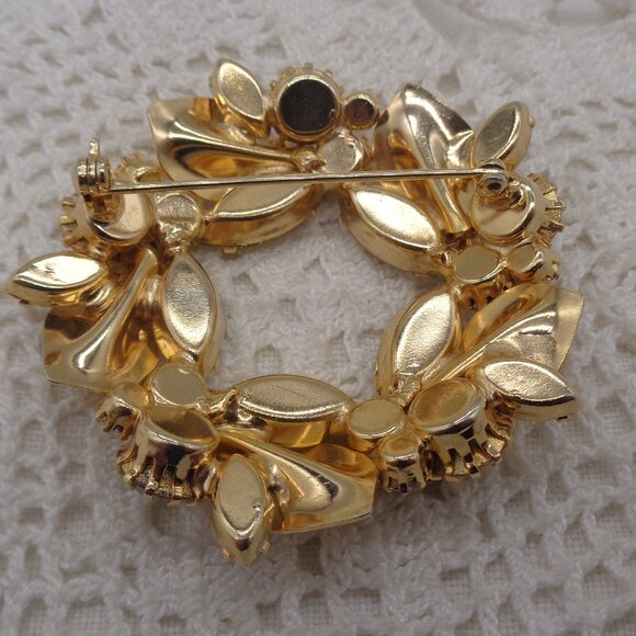 Vintage Gold Tone Clear & Red RHINESTONE WREATH BROOCH Christmas - Picture 5 of 5